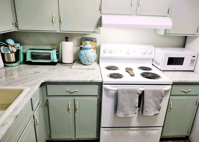 Cozy-quiet Pets Kitchen * Tallahassee