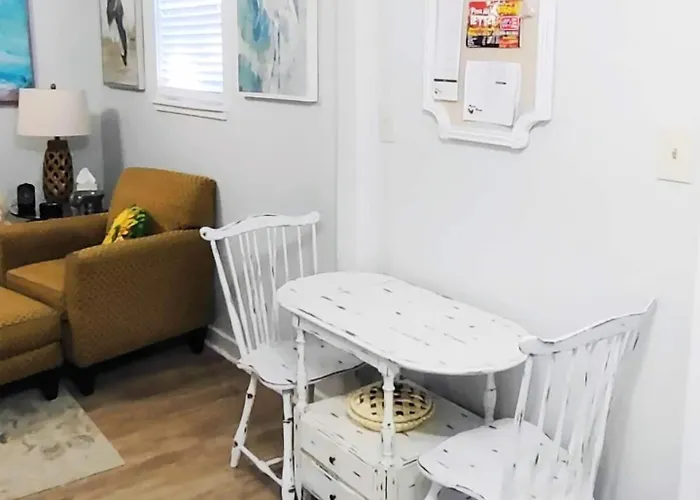 Cozy-quiet Pets Kitchen Tallahassee